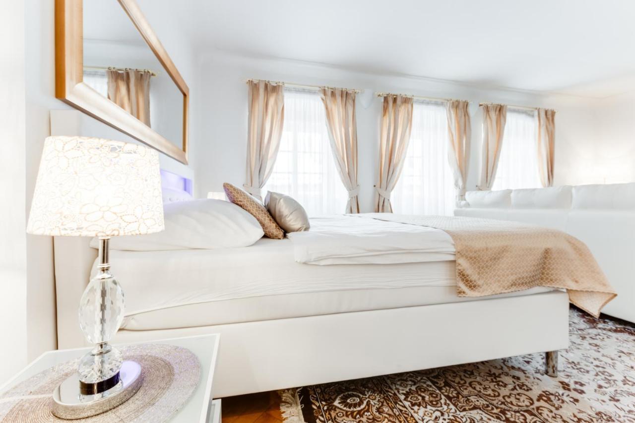 Charles Bridge Royal Apartments - Castle District Prag Dış mekan fotoğraf