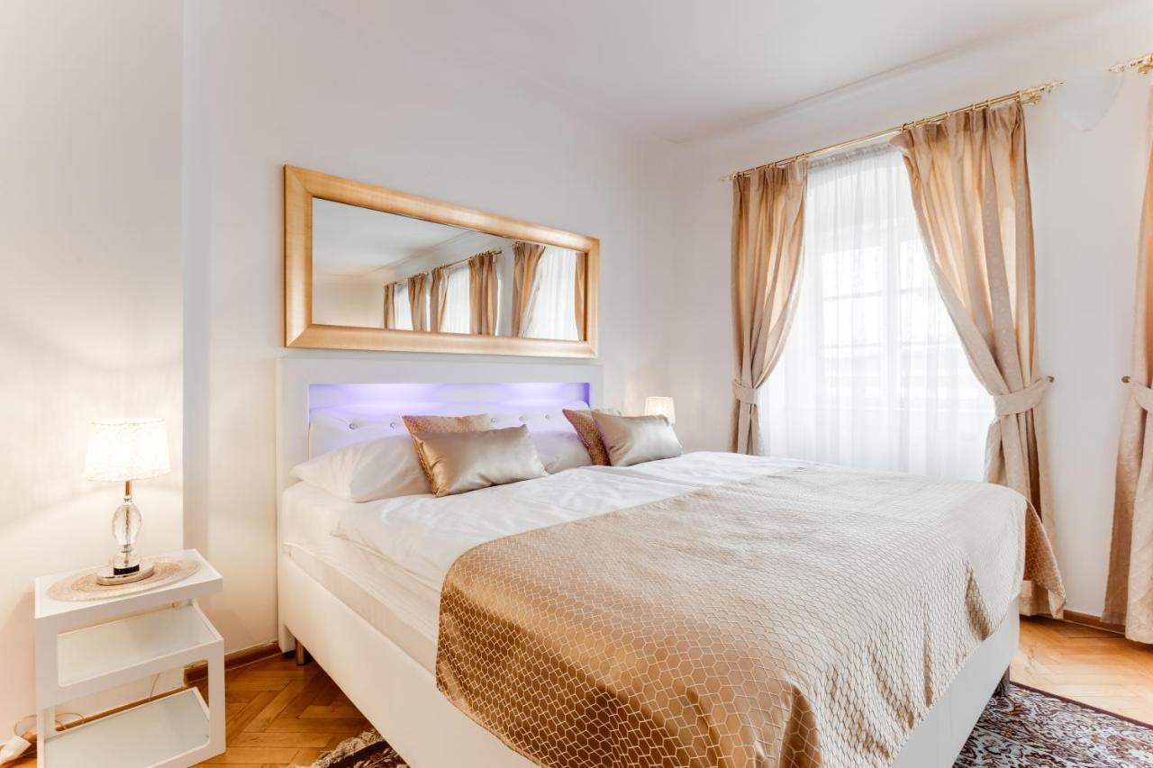 Charles Bridge Royal Apartments - Castle District Prag Dış mekan fotoğraf