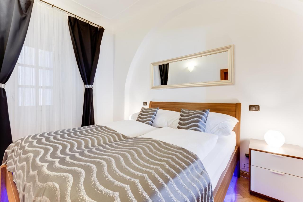 Charles Bridge Royal Apartments - Castle District Prag Dış mekan fotoğraf